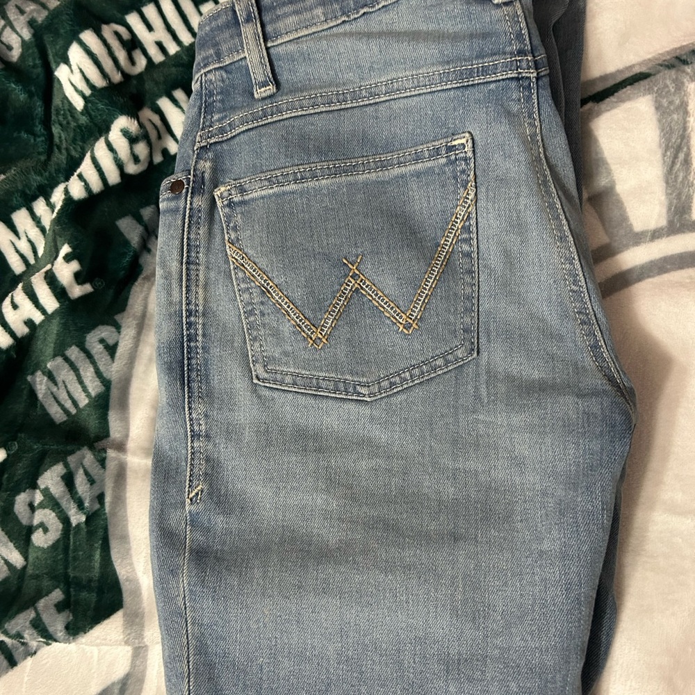 Wrangler Light Blue Boot Cut Jeans barley warn there too short for me now. (3x34